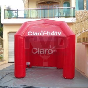 claro usando infláveis promocionais para atrair clientes