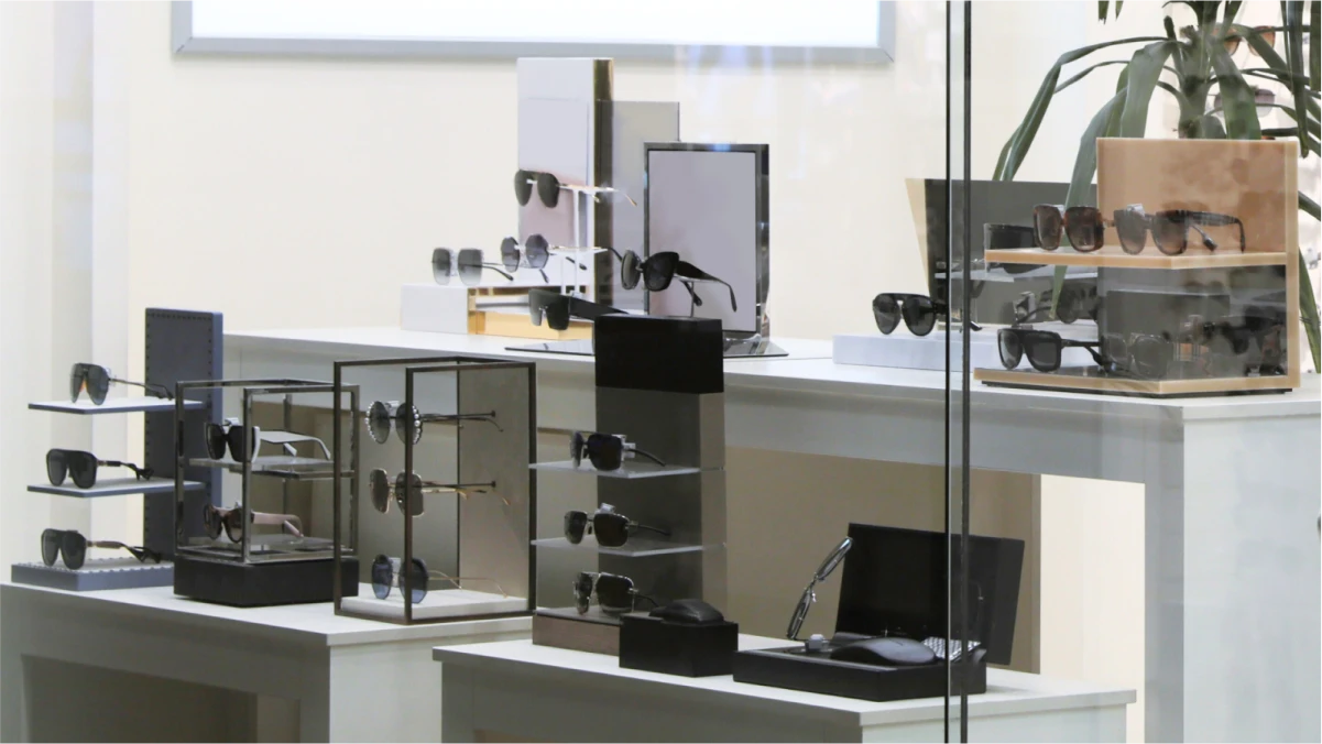 Vitrine de ótica minimalista, com poucos produtos (Reprodução)