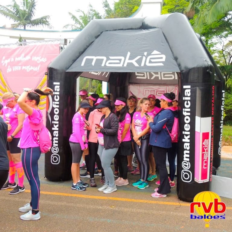 Tenda Inflável Makie | RVB Balões Tenda inflável personalizada Makie em evento esportivo