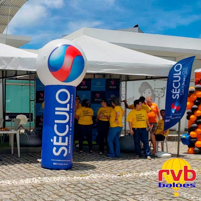 Totem Inflável Século em evento | RVB Balões Totem inflável personalizado Século em evento