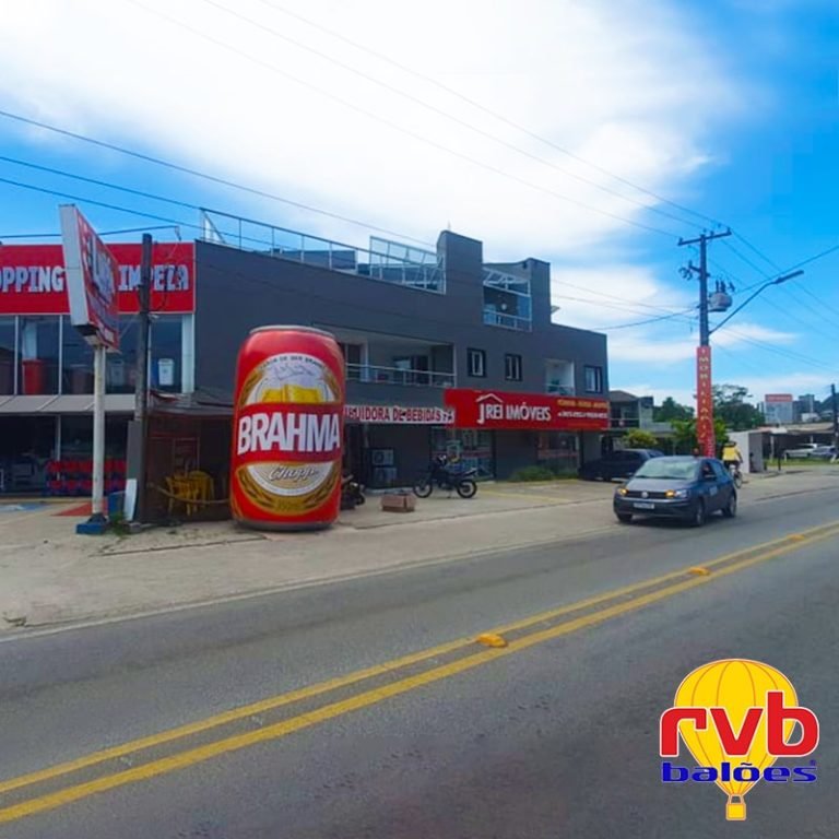 Réplica inflável de cerveja Brahma na fachada de loja de bebidas