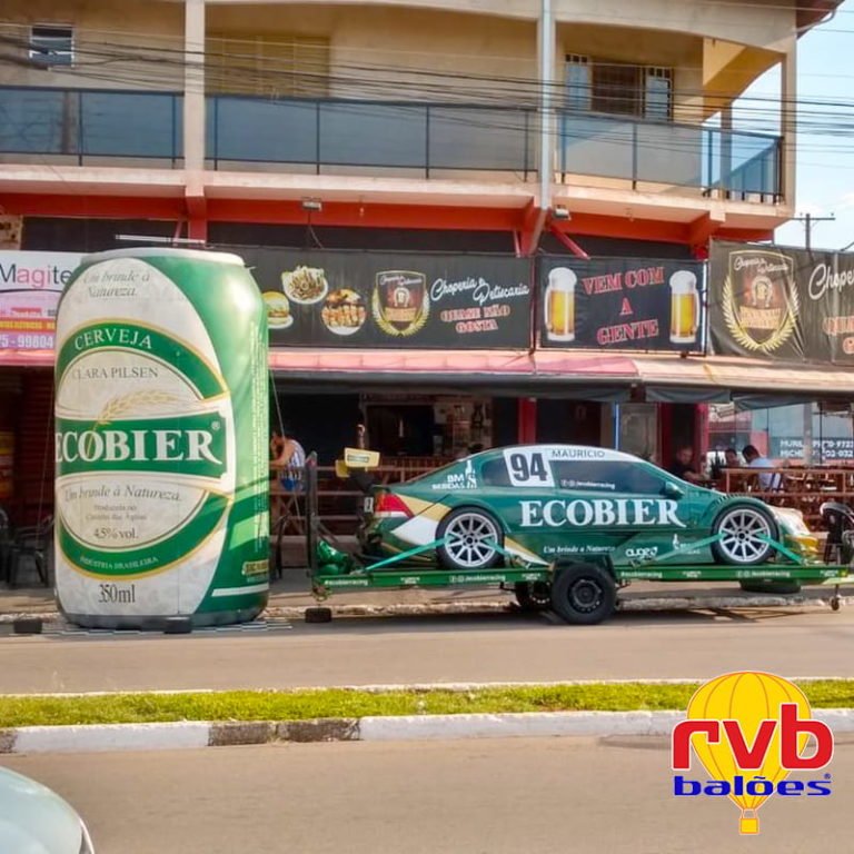 Réplica inflável de cerveja Ecobier na fachada de loja de bebidas