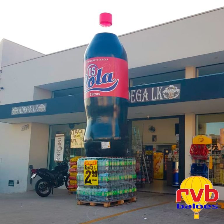 Réplica inflável de garrafa PET 1,5 de refrigerante cola na fachada