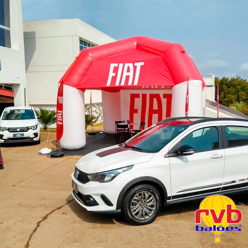 Tenda inflável personalizada Fiat vermelha em frente de concessionária com carros expostos