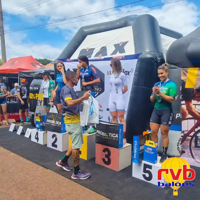Tenda inflável personalizada Max Titanium em pódio de evento esportivo