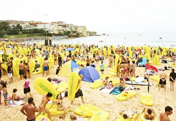 Ação de marketing da Havaianas distribuindo boias na praia