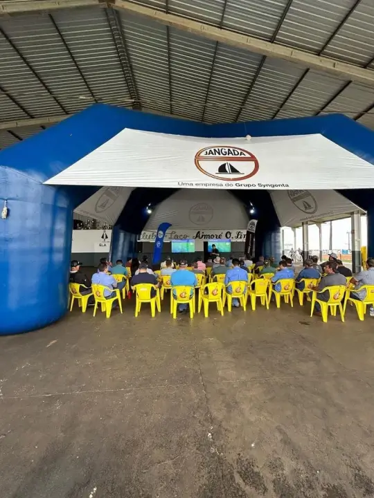 Tenda inflável personalizada em evento do agro