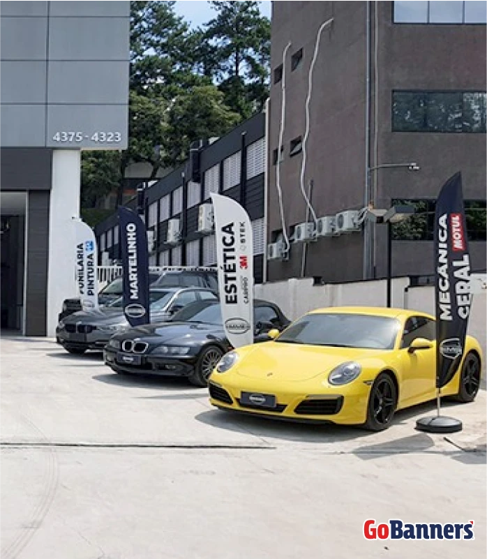 Calçada de loja de carros de luxo com wind banners