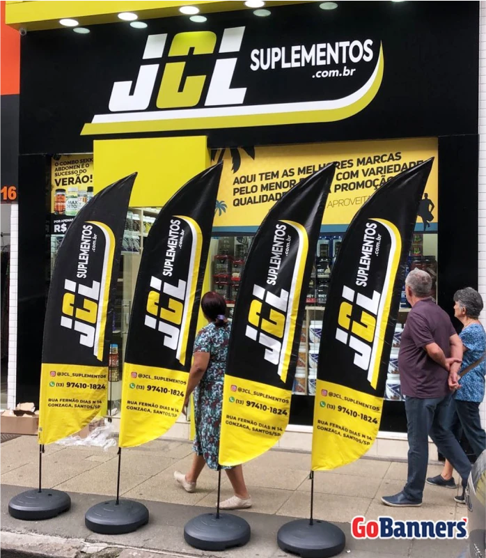 Loja de suplementos com wind banners chamando a atenção dos clientes