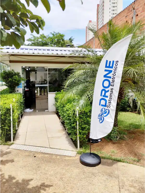 Sistemas Eletronicos Drone Wind Banner na porta do estabelecimento