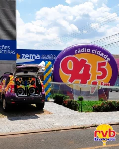 Painel Inflavel [radio Cidade 94.5 Fm] [painel Inflavel] [midiaradiodifusao] Na Imagem Podemos Ver U