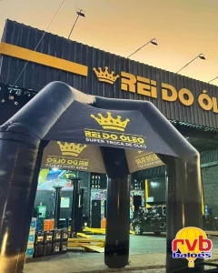 Tenda Inflavel [rei Do Oleo] [troca De Oleo] [automotivo] A Imagem Mostra Uma Tenda Inflavel Preta C