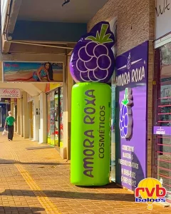 Totem Inflavel [amora Roxa] [totem Inflavel Promocional] [cosmeticos] O Totem Inflavel Mostra Uma Ma