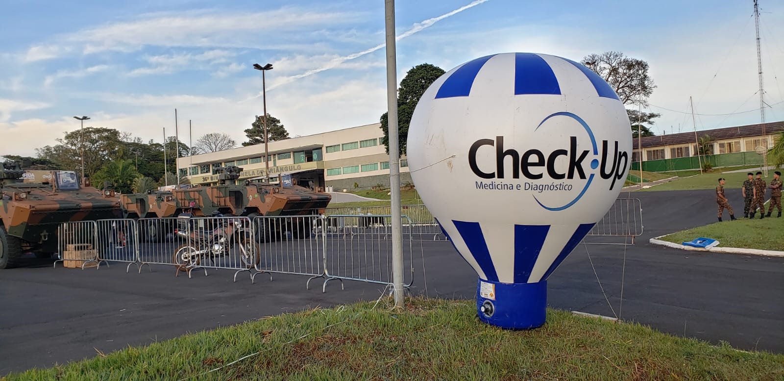 Balão inflável promocional personalizado de 3 metros para Check-Up Medicina e Diagnóstico, produzido pela RVB Balões