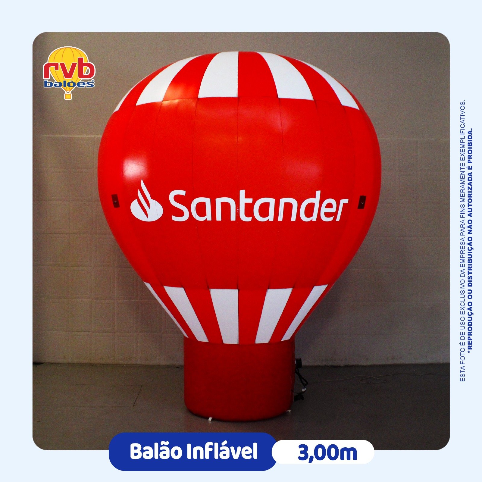 Balão inflável vermelho e branco com logotipo Santander medindo 3 metros de altura.