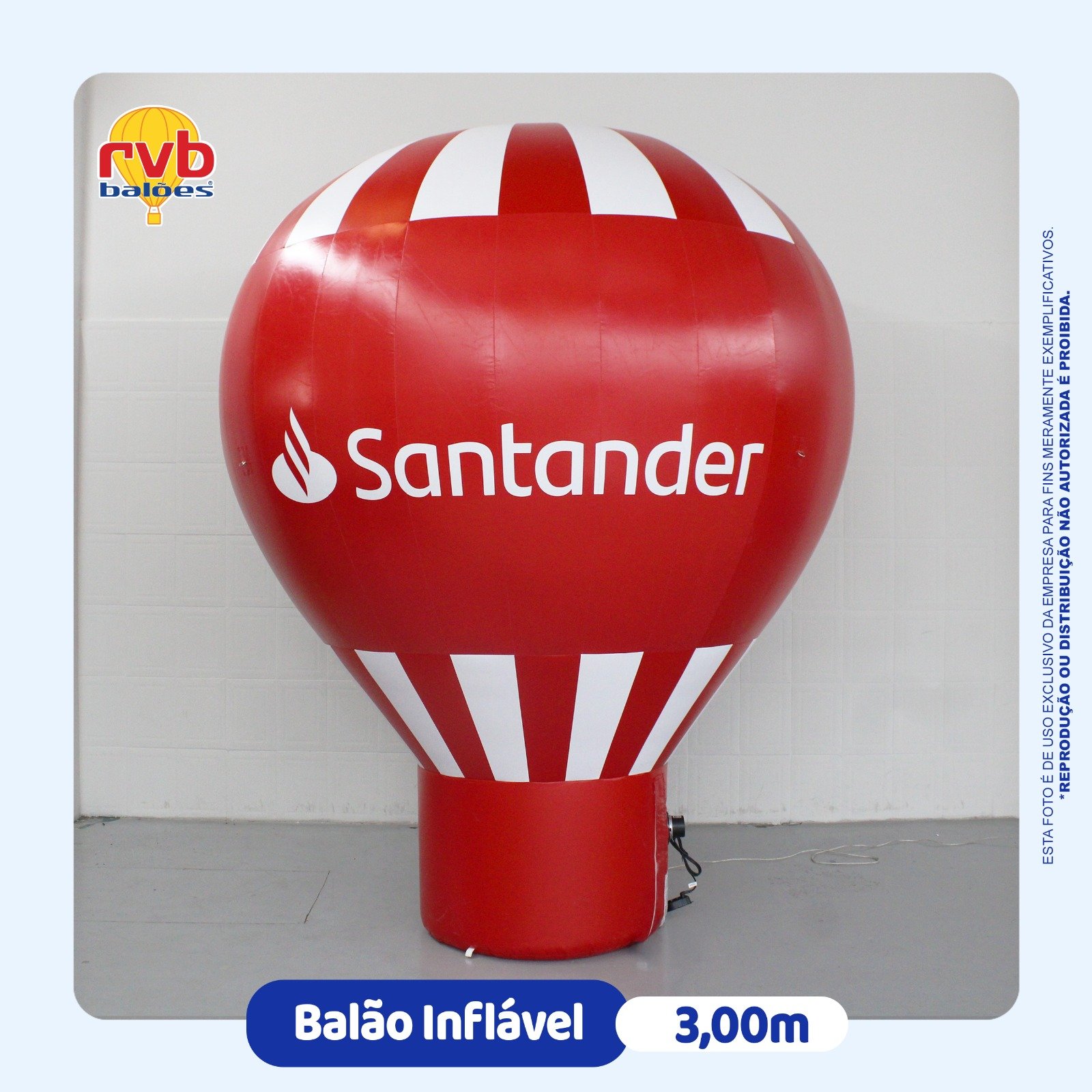 Balão inflável Santander vermelho com listras brancas, usado em ações promocionais e eventos.