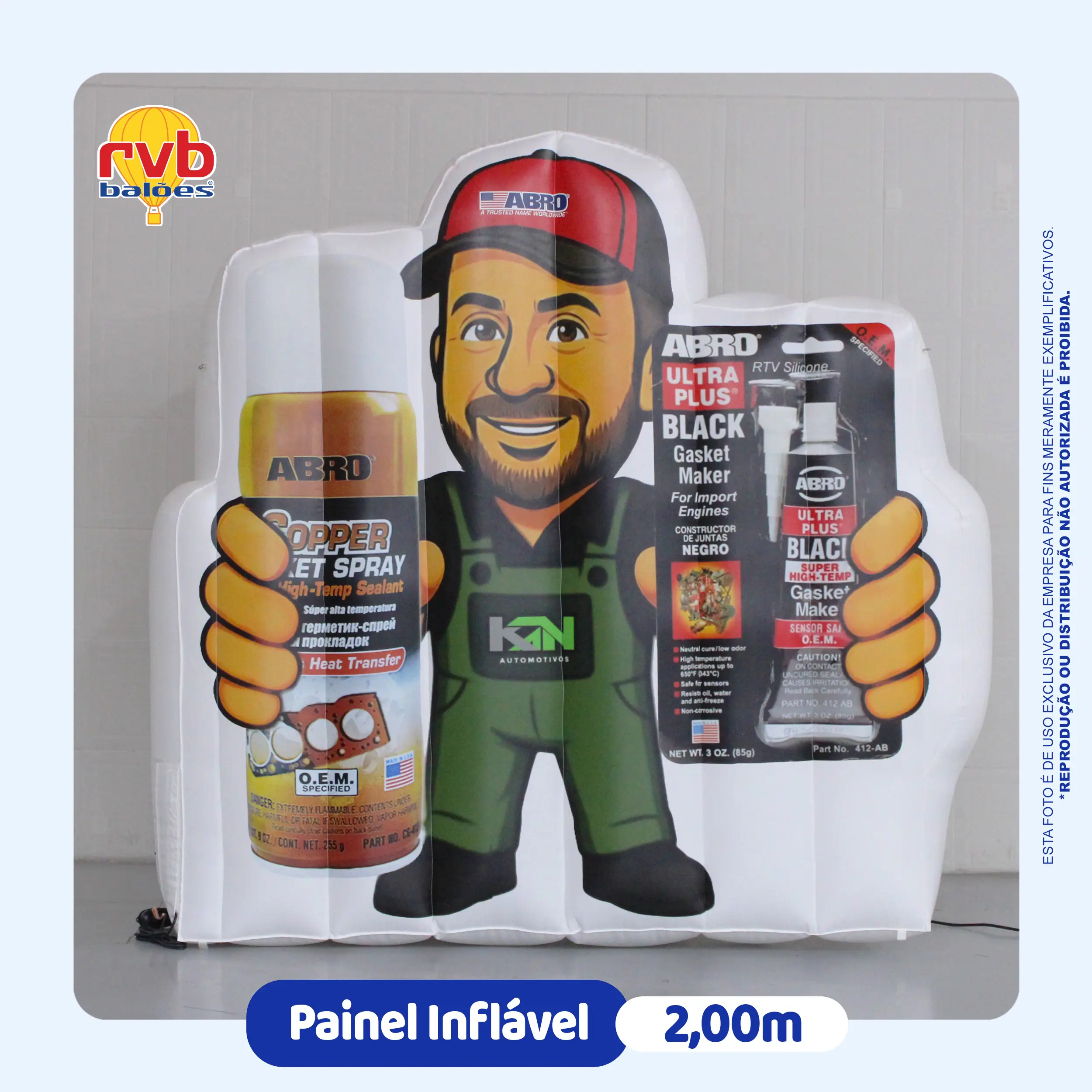 Painel inflável personalizado de 2 metros produzido pela RVB Balões para a KN Automotivos e ABRO, ideal para divulgação de produtos automotivos em feiras, eventos e ações promocionais.