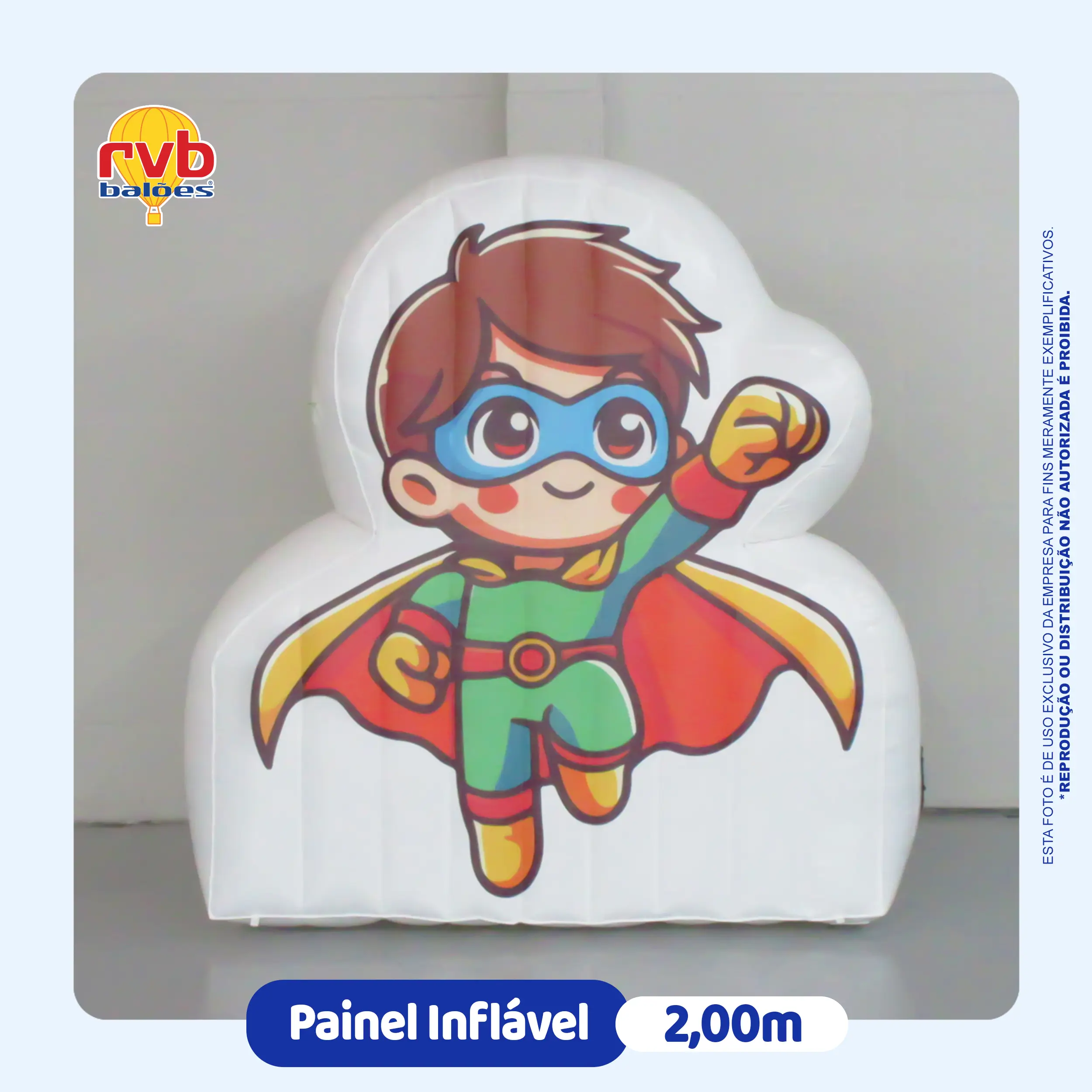 Painel inflável personalizado em formato de super-herói com 2 metros, produzido pela RVB Balões para ações promocionais, eventos infantis, campanhas publicitárias e ativações de marca.