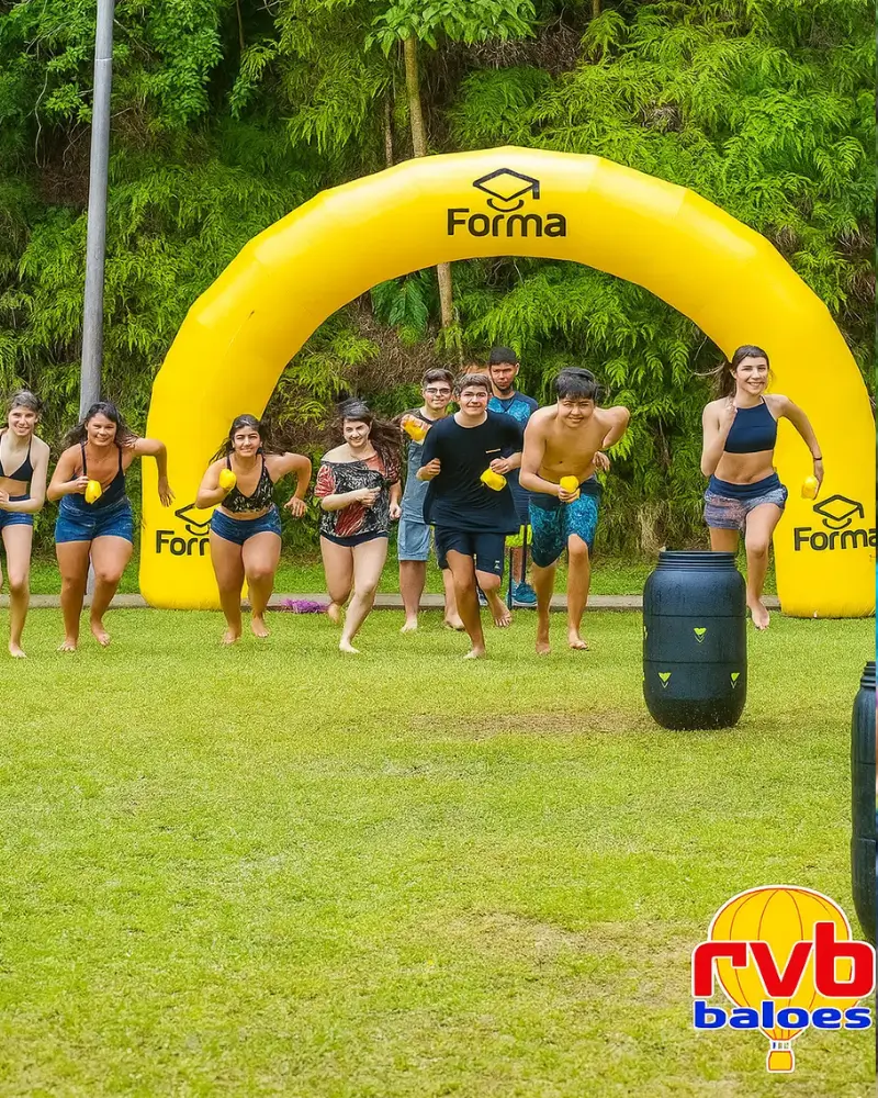 portal-inflavel-forma-eventos-esportivos-a-imagem-mostra-um-portal-inflavel-amarelo-da-marca-forma