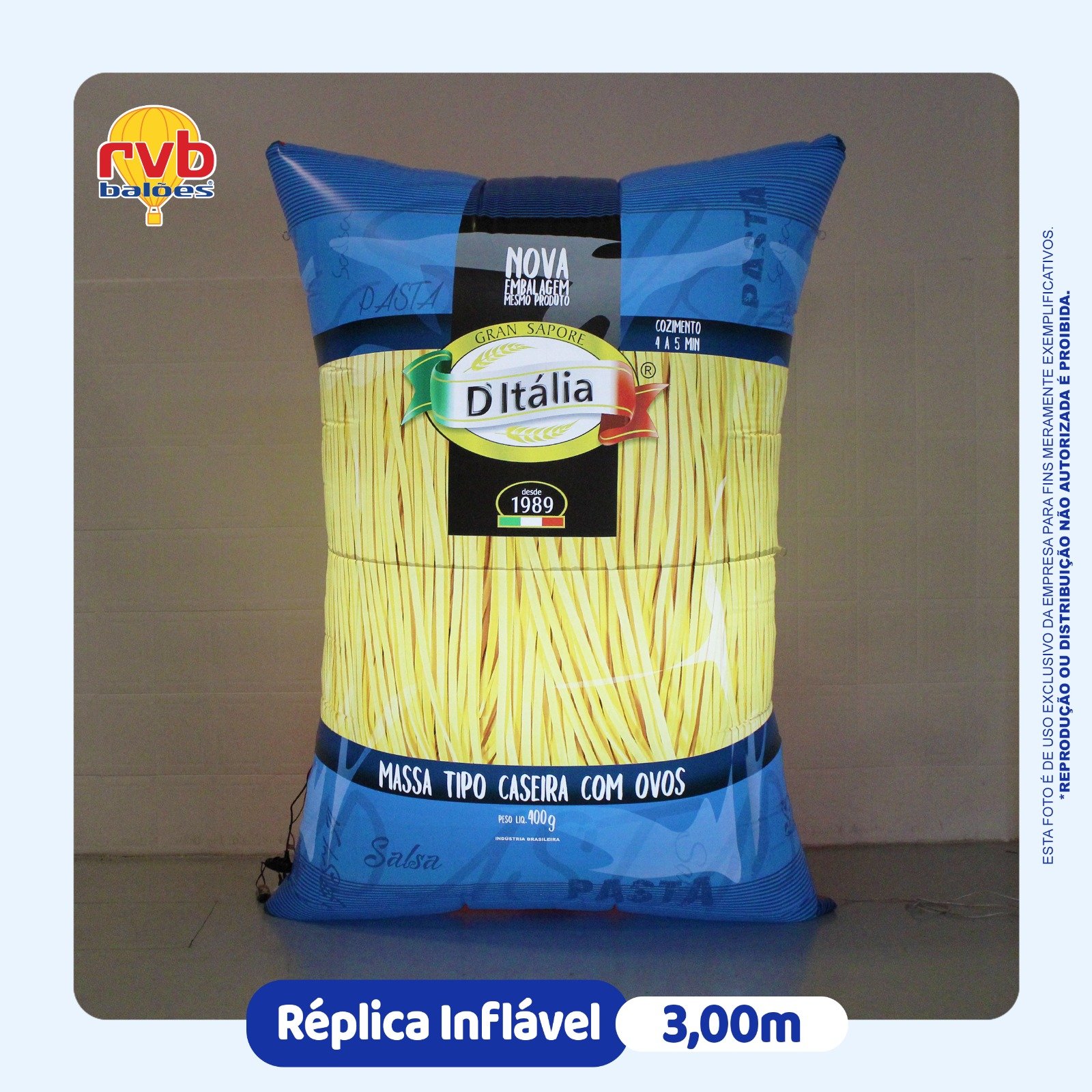 Réplica inflável iluminada de pacote de massa D’Italia, com 3 metros de altura.