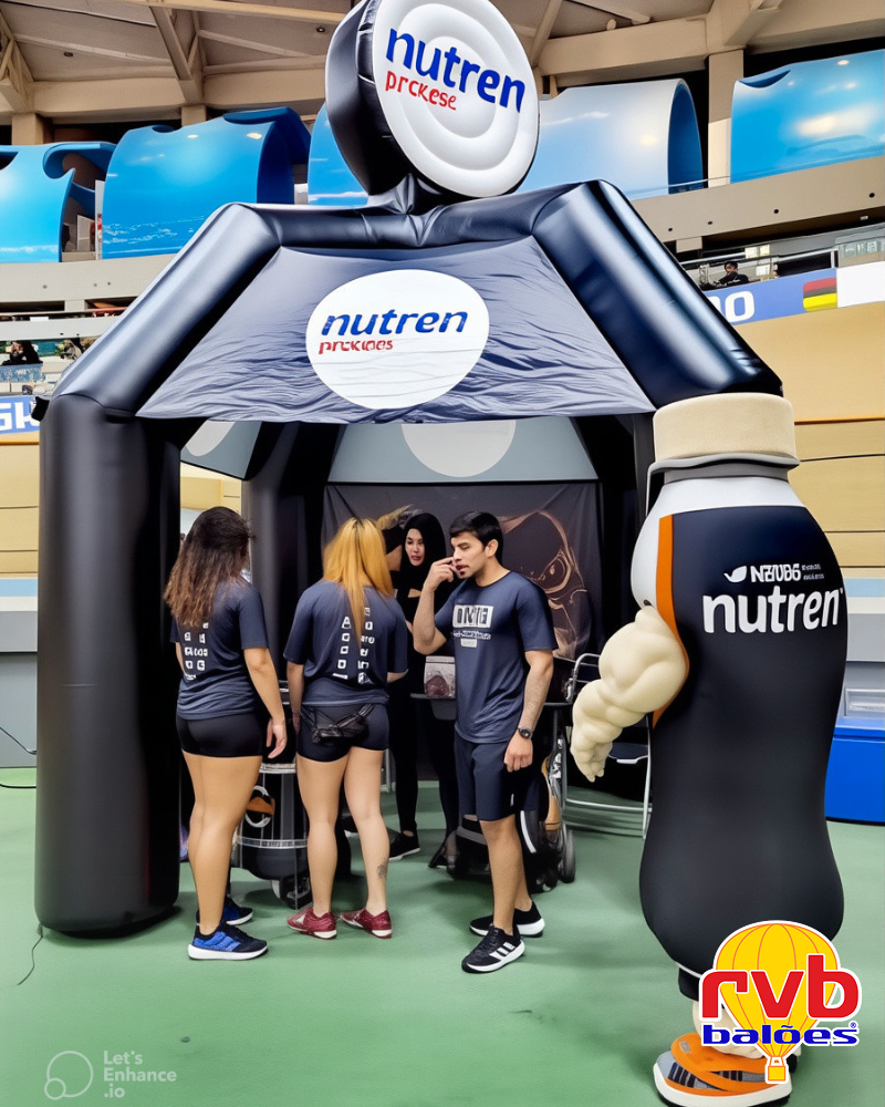 Estande inflável da Nutren Protein em evento esportivo, com equipe de promotores e mascote interagindo com o público.