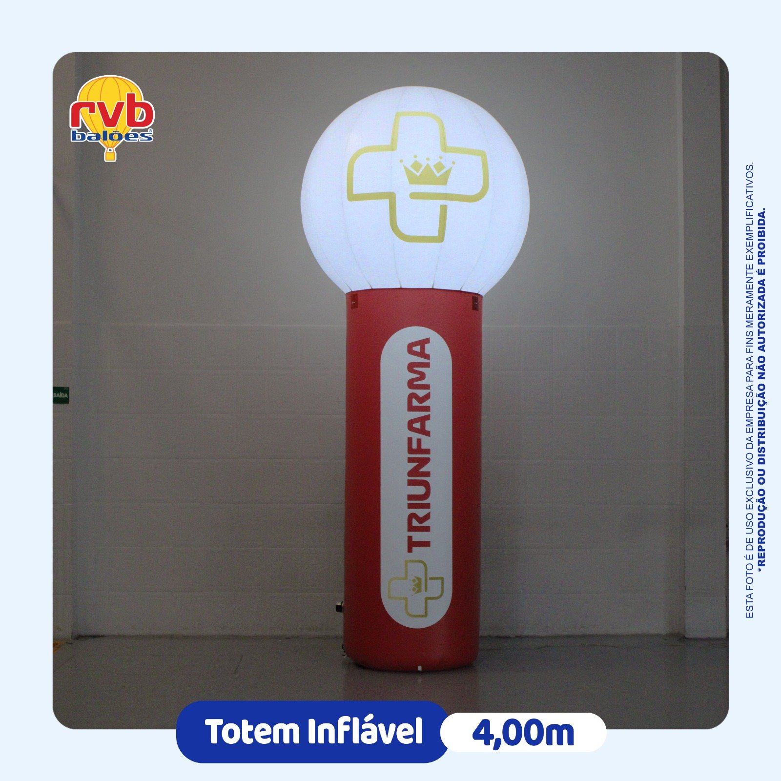 Totem inflável Triunfarma de 4 metros aceso com iluminação interna para destaque em eventos e campanhas promocionais.
