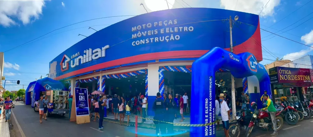Infláveis em lançamentos em frente a loja em ponto de venda