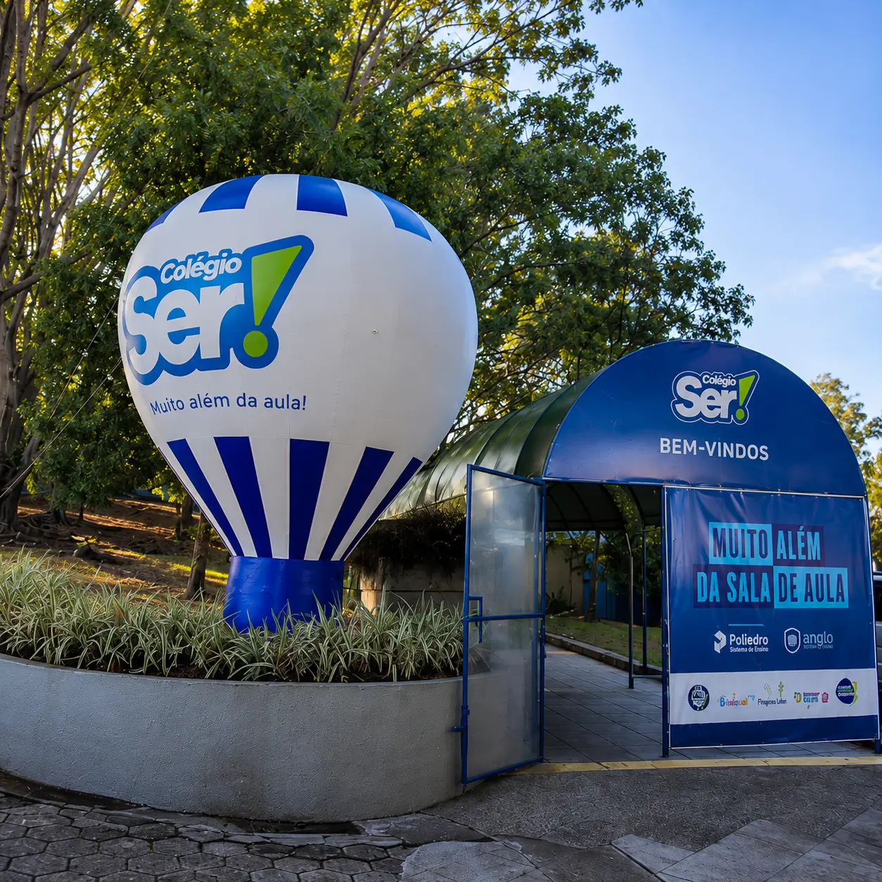 Depoimento de durabilidade balão inflável personalizado colégio Balão inflável personalizado do Colégio Ser instalado na entrada da escola com a marca aplicada em impressão total.