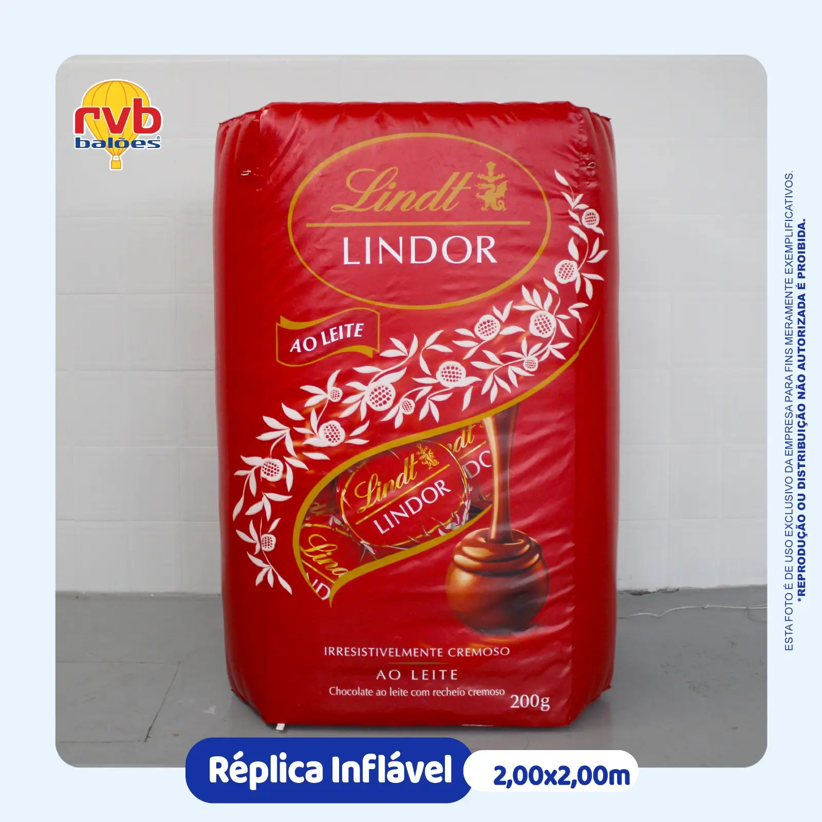 Réplica inflável Lindt Lindor de 2,5 metros instalada em supermercado para ação promocional de Dia dos Namorados.