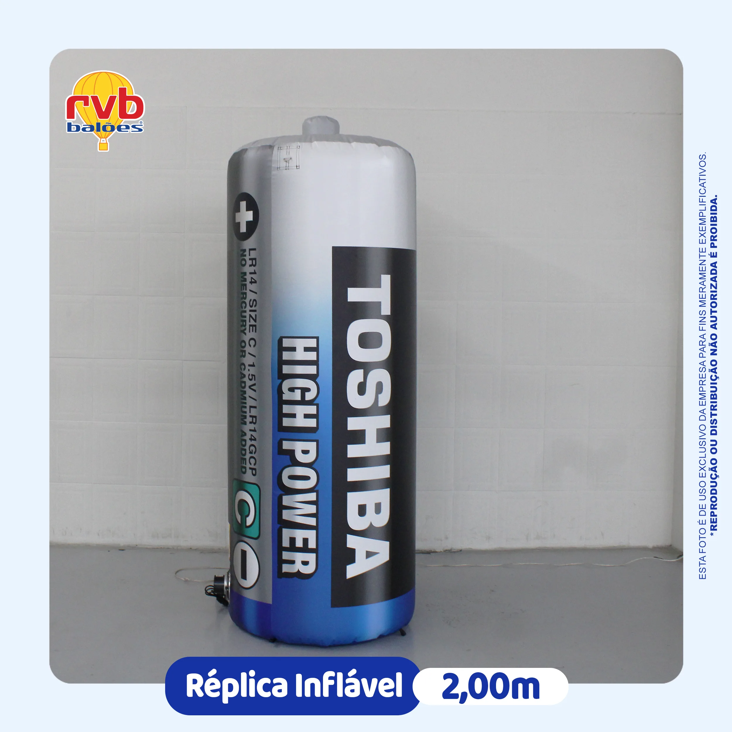 Réplica inflável em formato de pilha Toshiba High Power com 2 metros de altura, desenvolvida para ações promocionais, eventos, pontos de venda e divulgação da marca.