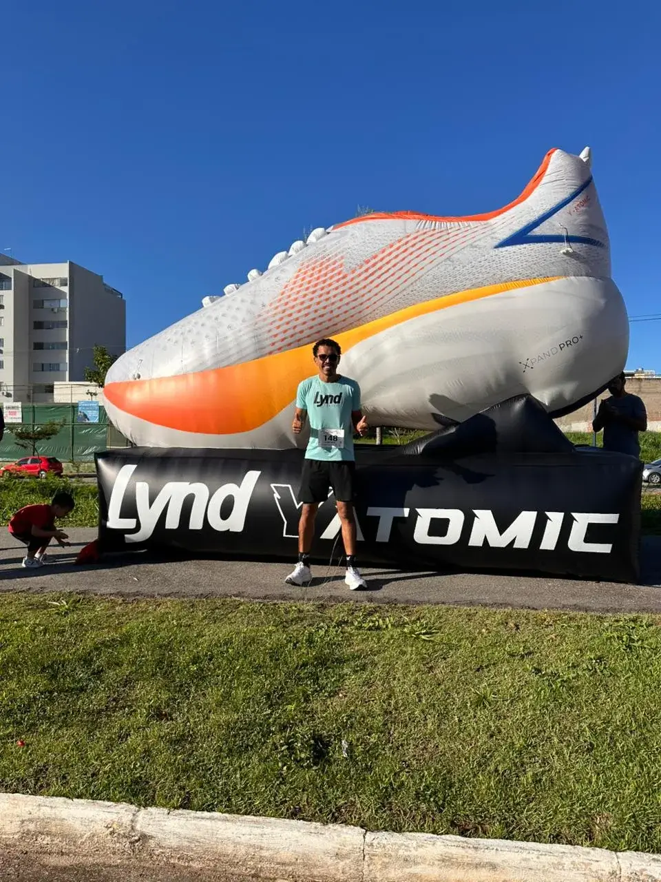 Depoimento Tenis réplica inflável