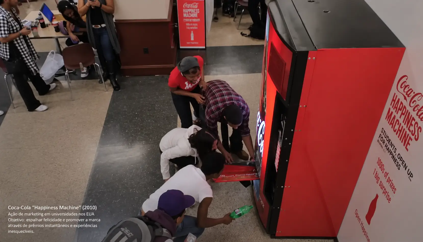 Coca-Cola Happiness Machine (2010) — ativação de live marketing em universidade nos EUA | RVB Balões Coca-Cola Happiness Machine 2010 — máquina de surpresas instalada em universidade americana que gerou mais de 20 milhões de visualizações orgânicas