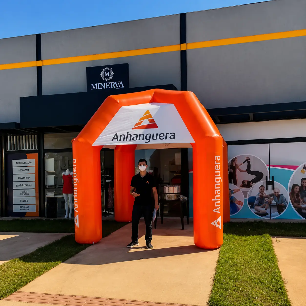 Portal inflável Anhanguera — sinalização de fachada e captação de alunos | RVB Balões Portal inflável personalizado Anhanguera laranja instalado na fachada da unidade para captação de alunos, fabricado pela RVB Balões