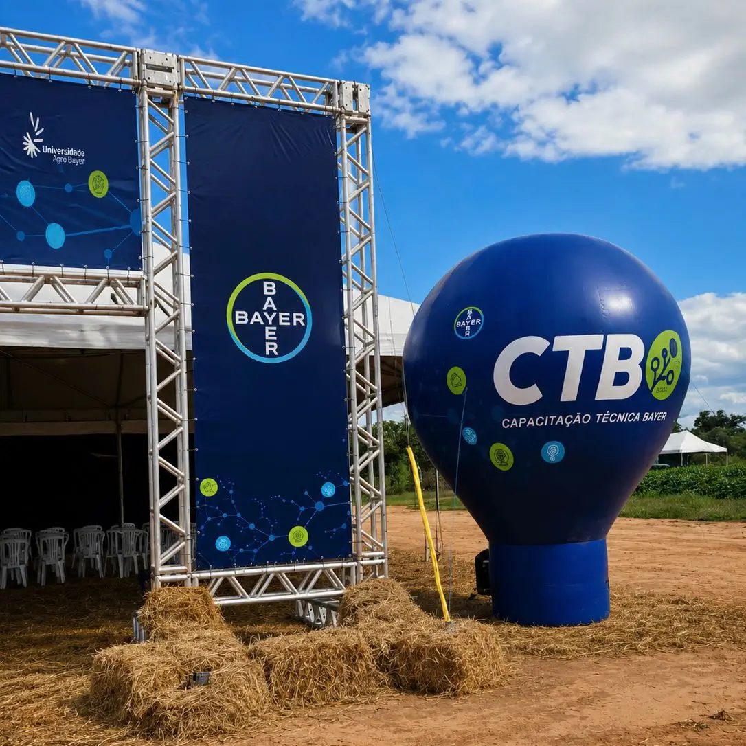 Balão Inflável Bayer CTB — Universidade Agro Bayer Balão inflável azul personalizado Bayer CTB Capacitação Técnica em evento da Universidade Agro Bayer, produzido pela RVB Balões para ativação no agronegócio