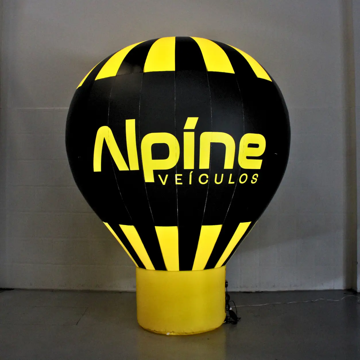 Balão Inflável Promocional Iluminado Alpine Veículos 3 Metros — Concessionária Noturna | RVB Balões Balão inflável promocional Alpine Veículos de 3 metros com iluminação LED interna padrão RVB Balões em ativação noturna de concessionária, com identidade visual da marca destacada no escuro