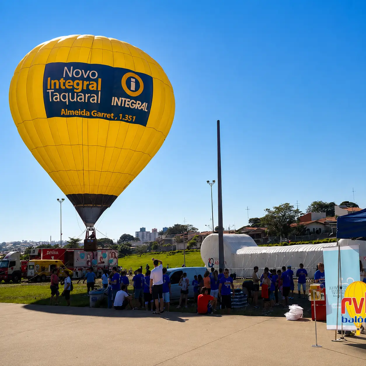 Voo Cativo com Balão Personalizado Integral Taquaral — Lançamento Imobiliário | RVB Balões Balão de ar quente personalizado Integral Taquaral em voo cativo durante lançamento imobiliário, ativação operada pela RVB Balões com público qualificado no local