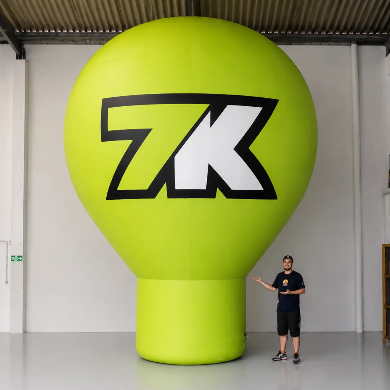 Balão promocional inflável gigante de 7 metros personalizado para a marca 7K Bet, produzido pela RVB Balões em formato Balão Gota com impressão Canon UV Gel, instalado em evento de alto impacto visual para reforço de marca esportiva