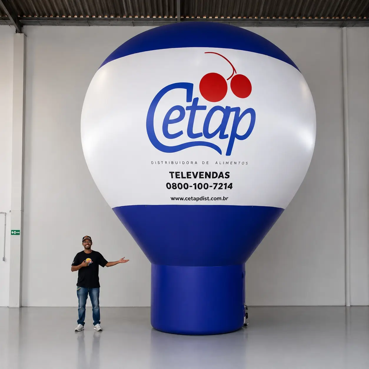 Balão promocional inflável gigante de 6 metros personalizado para a Cetap, fabricado pela RVB Balões com costura dupla embainhada e cintas estruturais de 600 kg, usado em ativação promocional de alto impacto visual