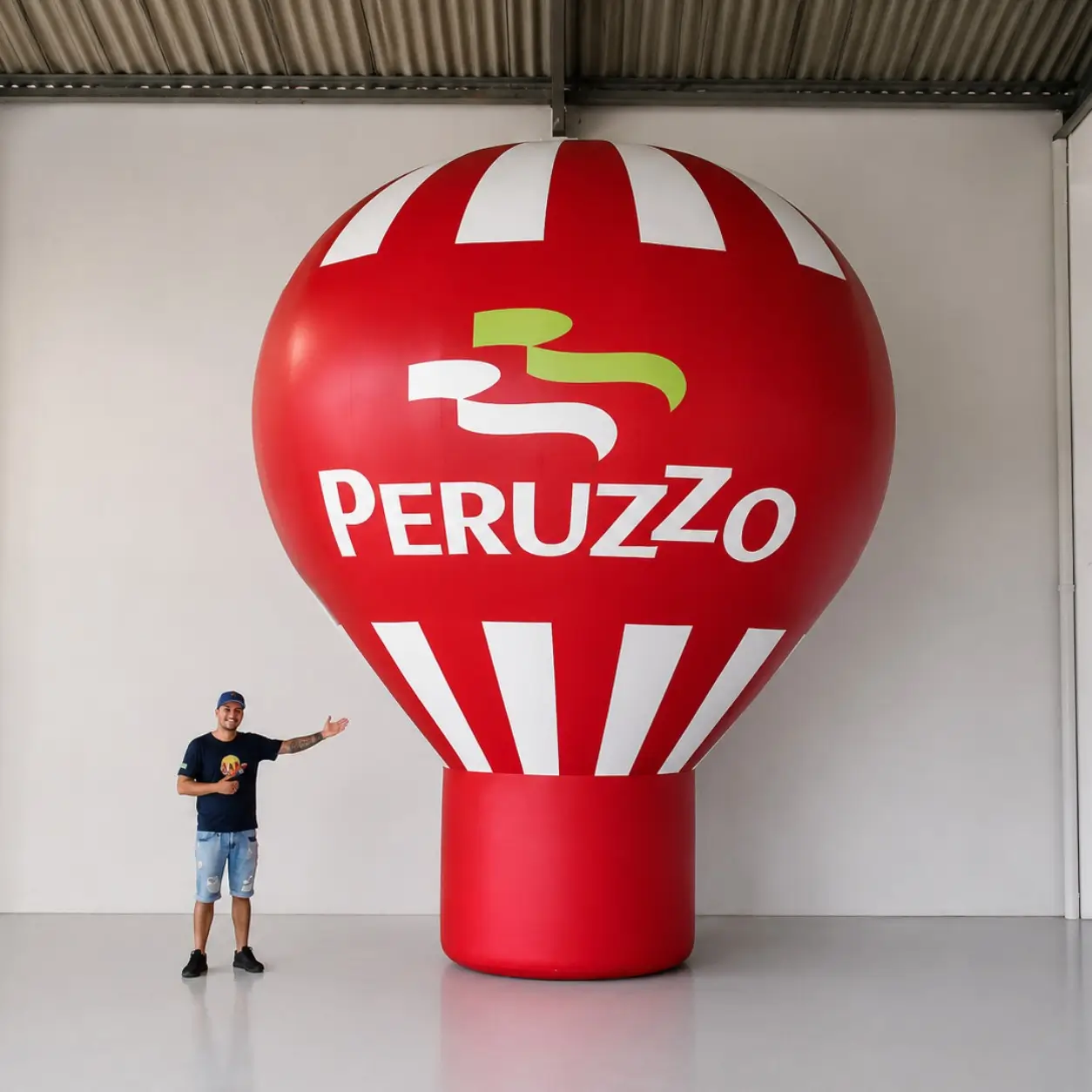 Balão promocional inflável gigante de 7 metros personalizado para a marca Peruzzo, fabricado pela RVB Balões em Lona Sansuy SANPRO III com iluminação LED interna padrão, instalado em ação promocional ao ar livre