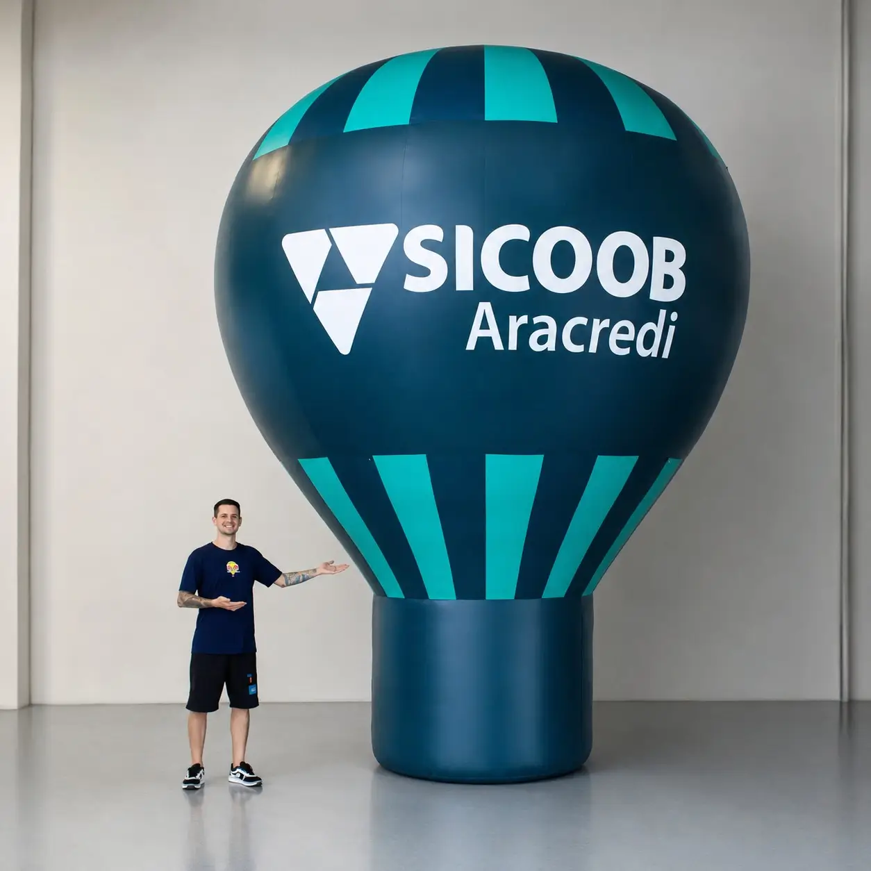 Balão promocional inflável gigante de 6 metros personalizado para o Sicoob Aracredi, fabricado pela RVB Balões em Lona Sansuy SANPRO III com impressão Canon UV Gel, usado em ação promocional de cooperativa financeira com cores institucionais
