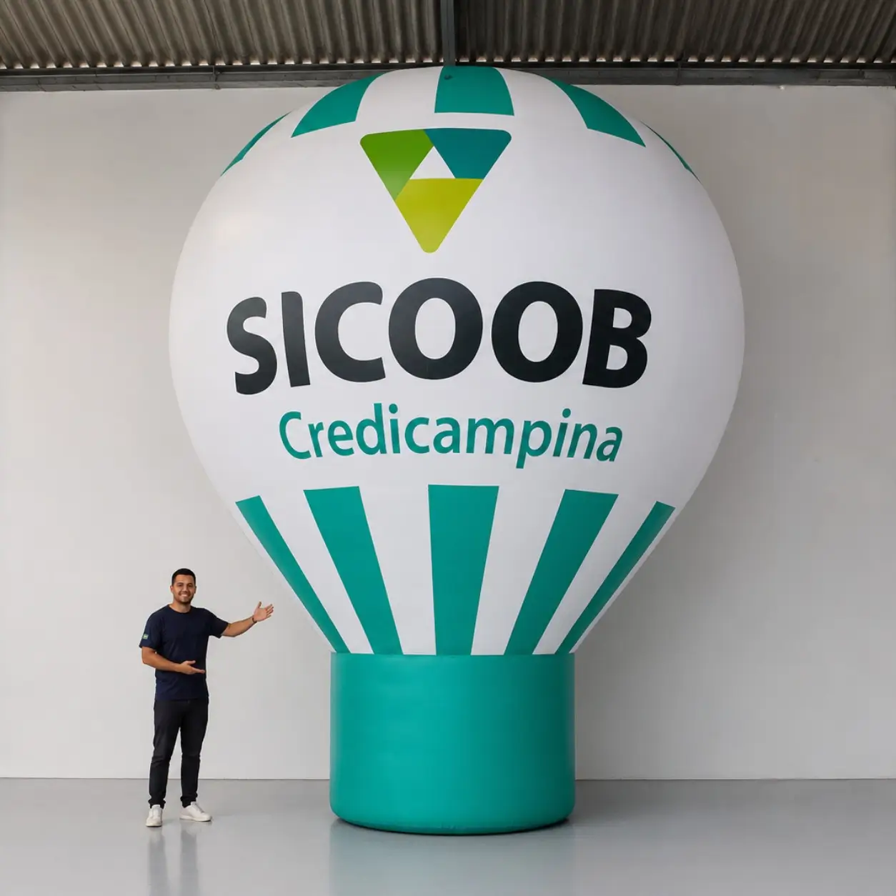 Balão promocional inflável gigante de 7 metros personalizado para o Sicoob Credicampina, fabricado pela RVB Balões com sistema duplo de desinflagem rápida, usado em ação promocional de cooperativa financeira com logo destacado