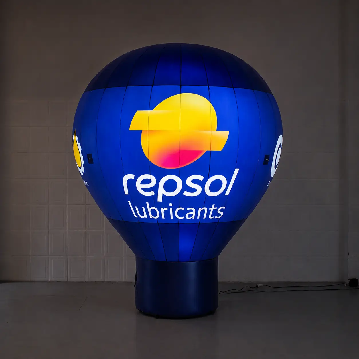 Balão Roof Top Iluminado Repsol Lubricants 3 Metros — Indústria de Combustíveis em Ativação Noturna | RVB Balões Balão Roof Top inflável Repsol Lubricants de 3 metros iluminado pelo LED interno padrão da RVB Balões em ativação noturna da indústria de combustíveis, com identidade visual da marca brilhando de dentro