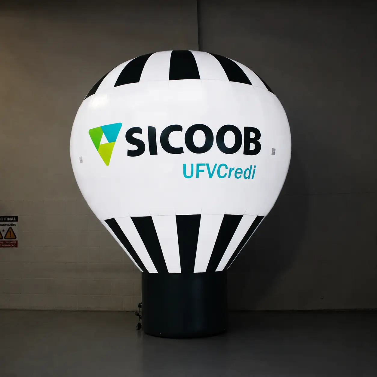 Balão Roof Top Iluminado Sicoob Ufvcredi 5 Metros — Cooperativa Financeira Máximo em Telhado | RVB Balões Balão Roof Top inflável Sicoob Ufvcredi de 5 metros (tamanho máximo recomendado em telhado) com iluminação LED interna padrão RVB Balões, mostrando o efeito brilhante noturno em ativação de cooperativa financeira