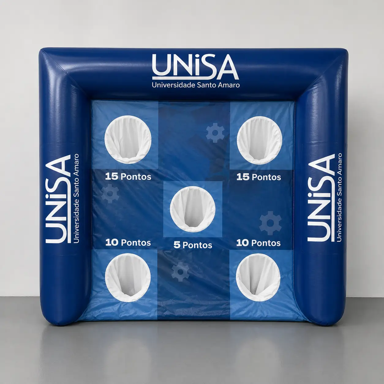 Inflável interativo UNISA — chute ao gol para feiras e eventos educacionais | RVB Balões Chute ao gol inflável interativo personalizado UNISA para engajamento em feiras e eventos estudantis, fabricado pela RVB Balões