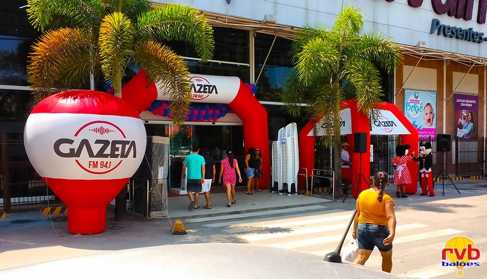 Tenda inflável personalizada RVB ativando ação promocional na frente de loja com promotores entregando brindes a clientes