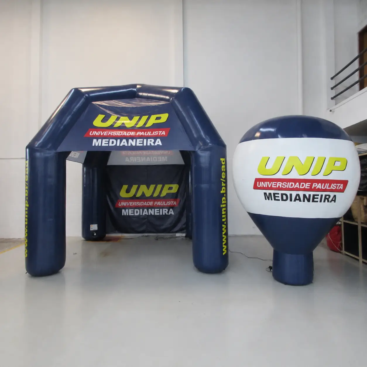 Kit inflável UNIP Medianeira — tenda + balão para ações de captação | RVB Balões Kit tenda inflável e balão inflável personalizado UNIP Medianeira para captação de alunos, produzido pela RVB Balões