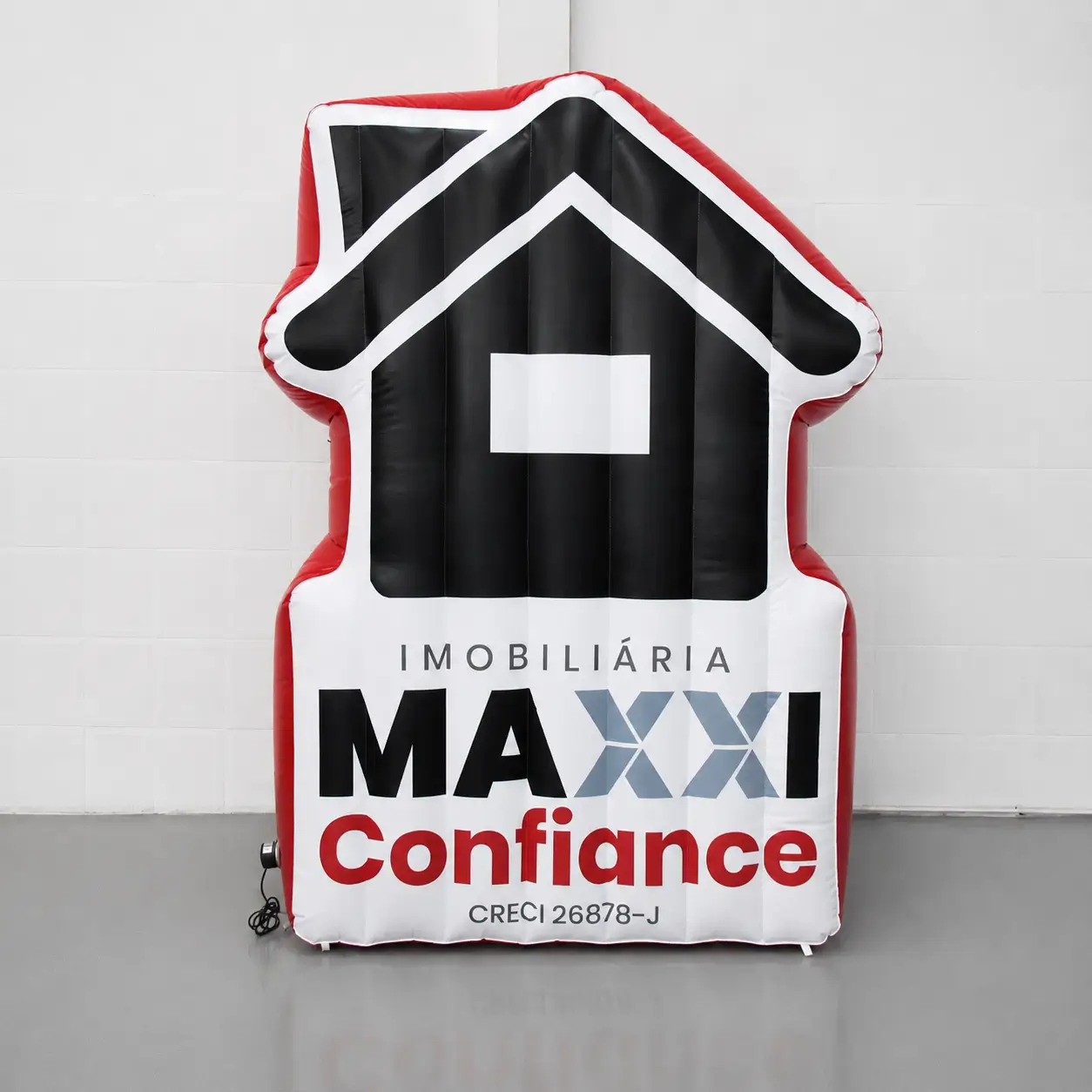 Painel inflável personalizado de 2,5 metros para stand de vendas da imobiliária Maxxi Confiance — fabricação RVB Balões