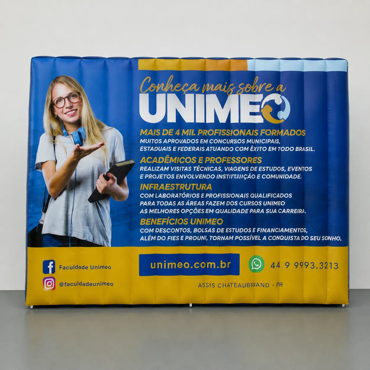 Painel inflável Unimeo — comunicação de cursos e campanhas educacionais | RVB Balões Painel inflável personalizado Unimeo com diferenciais da faculdade para divulgação de cursos, fabricado pela RVB Balões