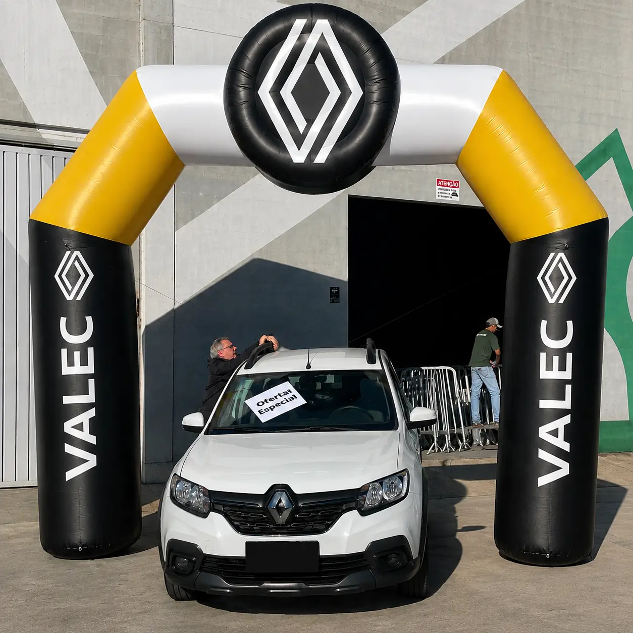 Portal inflável personalizado da Renault Valec instalado em evento automotivo com veículo exposto sob estrutura inflável promocional.