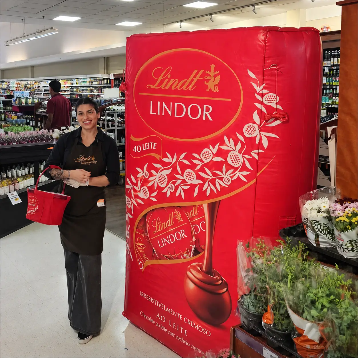 Réplica inflável Lindt Lindor ao leite 2,00m instalada em supermercado para ação promocional de Dia dos Namorados, fabricada pela RVB Balões
